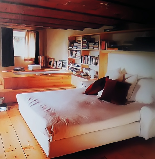 Кровать изготовлена на базе одного из разработанных им диванов (соответственно увеличенного в длину). 