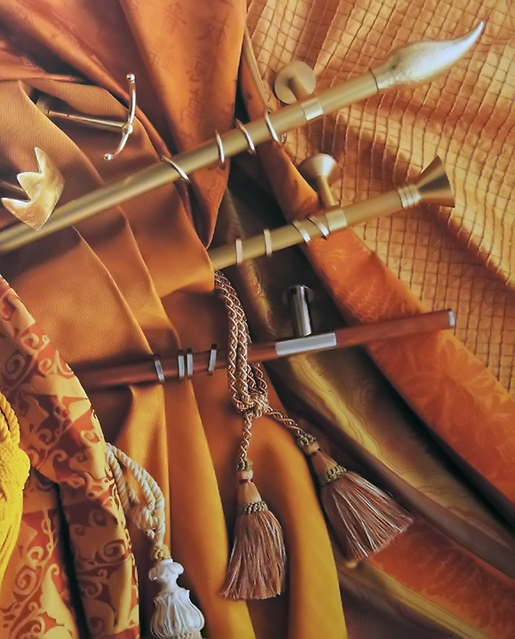 Плотные портьерные ткани в охристо-золотистой цветовой гамме создают атмосферу помпезности. Такие шторы обязательно должны быть на подкладке. Не жалейте ткани для создания пышных драпировок, иначе нужного эффекта не будет.