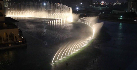 Танцующий фонтан в Дубаи 