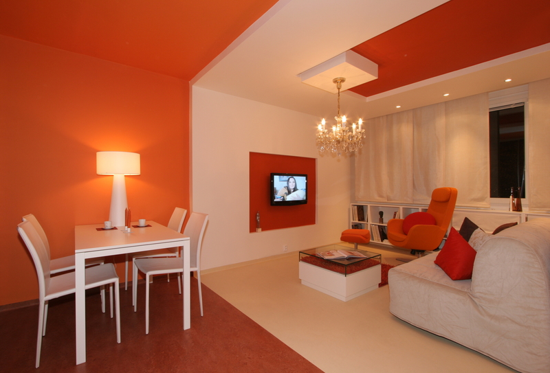 Оранжевые стены в гостиной 